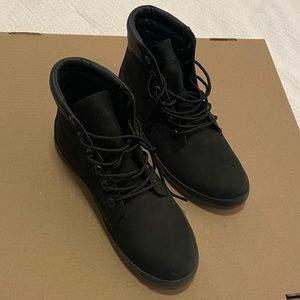 Womens Timberland Boots, black, size 9!